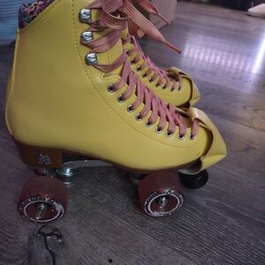 Moxi Beach Bunny Roller Skates Size 6